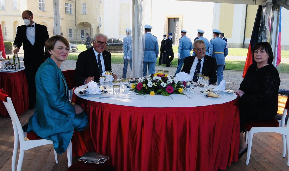 Miloš Zeman s manželkou Ivanou přivítali na zámku v Lánech nemeckého prezidenta Franka-Waltera Steinmeiera a jeho ženu Elke Büdenbenderovou. Oba páry spolu povečeřely.