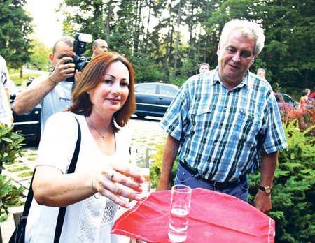 Zemanova žena Ivana doprovází svého muže zřídkakdy