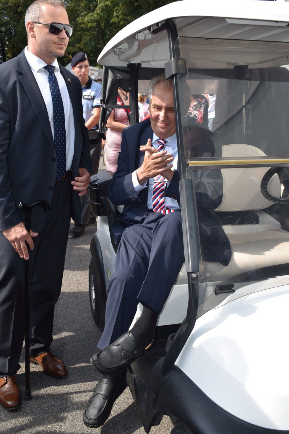 Po výstavišti jezdil zeman golfovým vozíkem. Stejně jako vloni ( 23. 8. 2013)