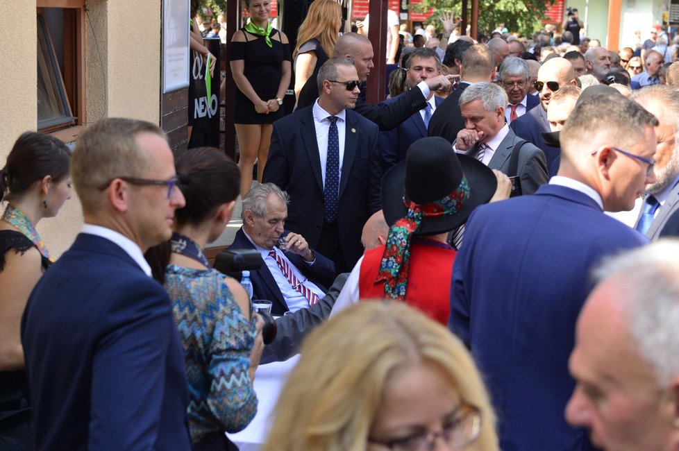 Zeman si dal při zahájení tradiční slivovici. A přidal také cigaretu (23. 8. 2018)