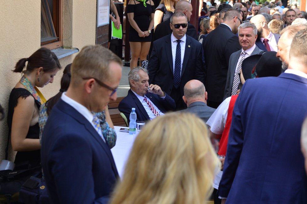 Zeman si dal při zahájení tradiční slivovici. A přidal také cigaretu (23. 8. 2018)