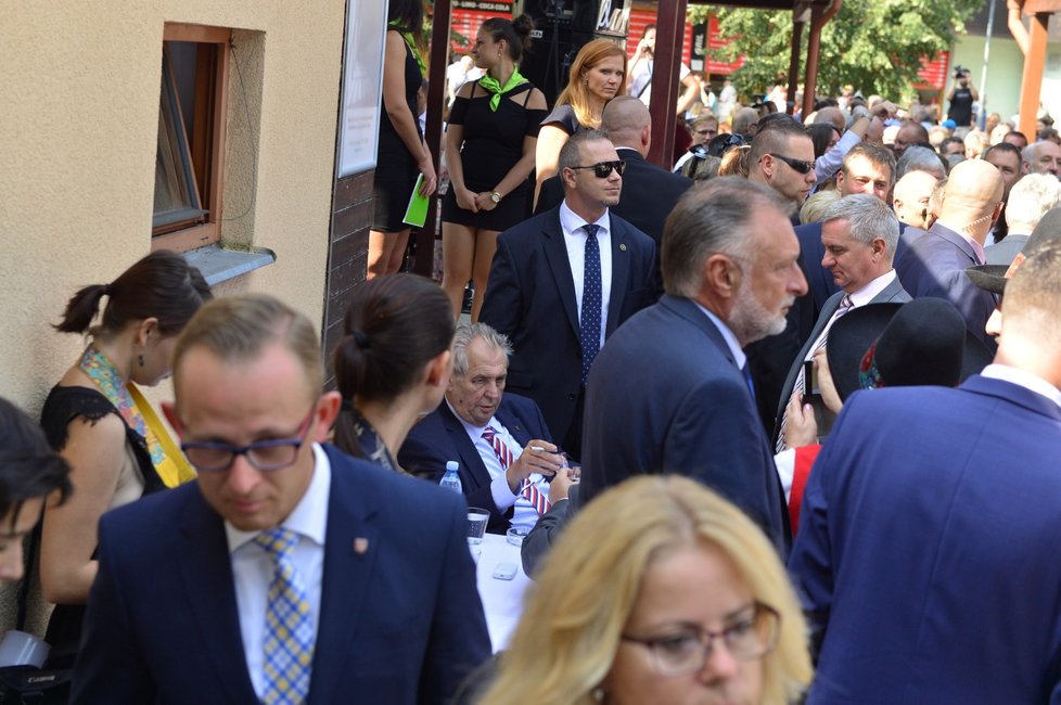 Zeman si dal při zahájení tradiční slivovici. A přidal také cigaretu (23. 8. 2018)