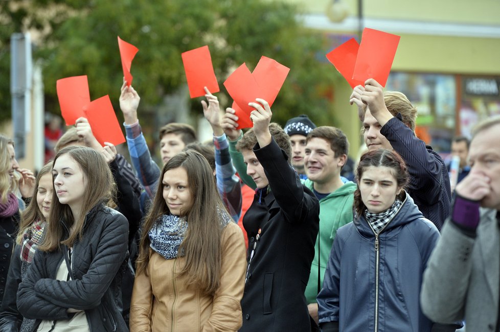 Odhadem 1300 lidí přišlo na debatu s prezidentem Zemanem. Jeden vyzbrojen rudými trenýrkami, zhruba desítka s červenými kartami.