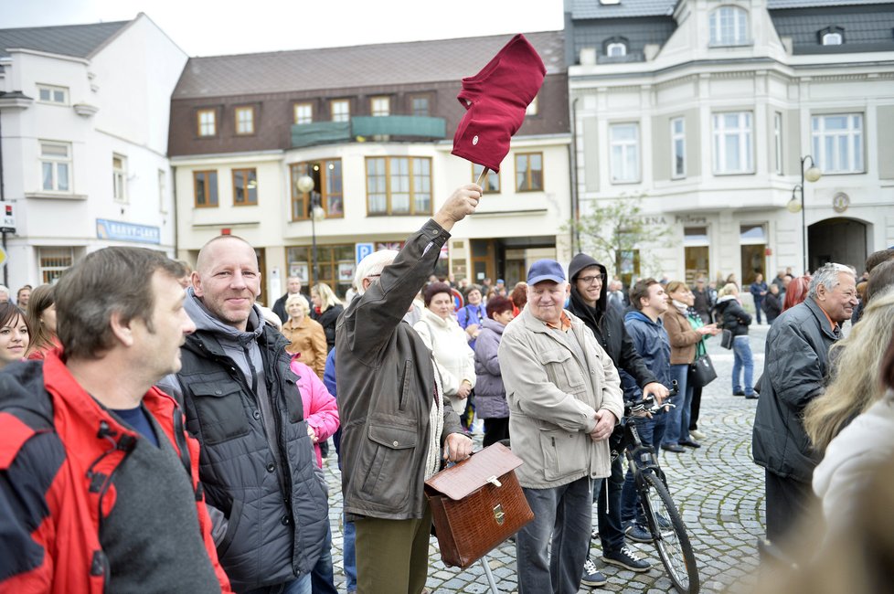 Odhadem 1300 lidí přišlo na debatu s prezidentem Zemanem. Jeden vyzbrojen rudými trenýrkami, zhruba desítka s červenými kartami.