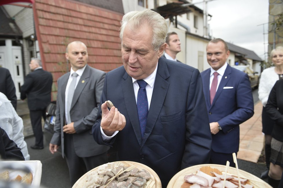 Prezident Miloš Zeman poslední den návštěvy ve Zlínském kraji zavítal i do řeznictví.