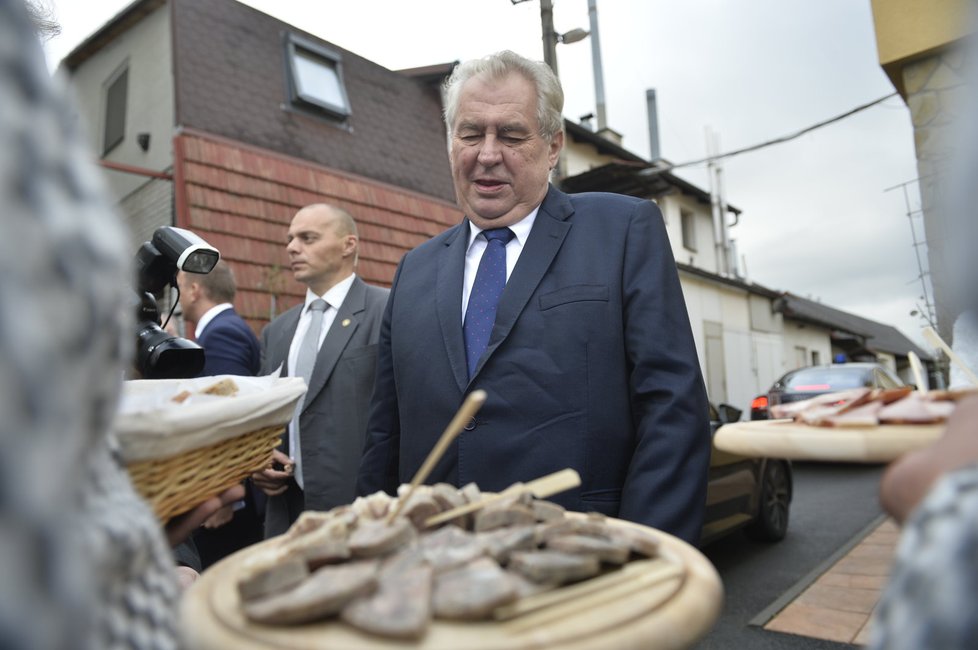 Prezident Miloš Zeman poslední den návštěvy ve Zlínském kraji zavítal i do řeznictví.