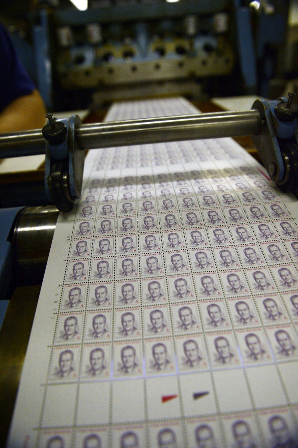 Do týdne tiskárny natisknou 10 milionů kusů známek.