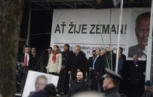 Policie zabavila demonstrantům zbraně. Na Zemana šli s noži!