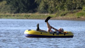 Rok 2011: Miloš Zeman na člunu cvičí jógu, prostě relax
