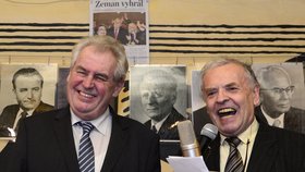 Miloš Zeman (vlevo) s předsedou Jazzové sekce Karlem Srpem, který večírek organizoval