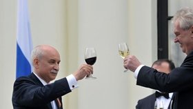 Než šel na Hrad: prezident je v dobré náladě a ťuká si s ruským velvyslancem