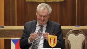 Prezident Zeman poděkoval na Hradě Mládkovi za jeho práci.