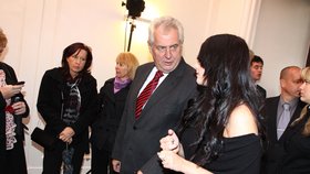 Miloš Zeman první poblahopřál oslavenkyni, pak se věnoval dceři