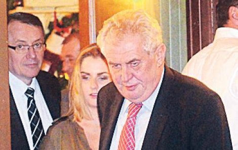 Miloš Zeman vítězství oslavil i s dcerou Kateřinou. Ta by ho doprovázela i jako prezidenta.