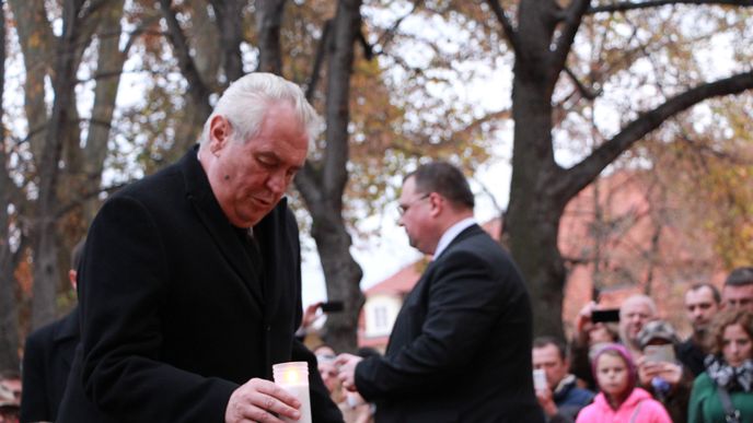 Zeman klade svíci Zeman klade svíci