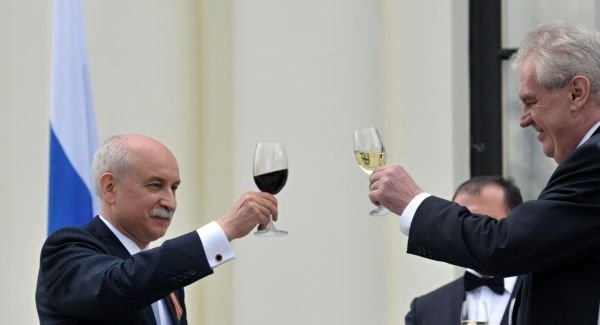 Než šel na Hrad: prezident je v dobré náladě a ťuká si s ruským velvyslancem