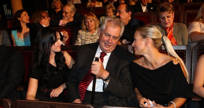 Miloš Zeman byl celý večer obklopen krásnými ženami