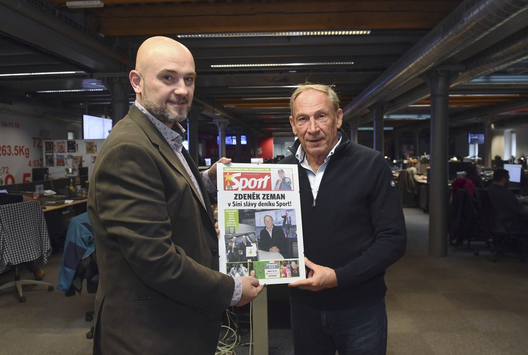 Zdeněk Zeman se šéfredaktorem deníku Sport Lukášem Tomkem a speciální titulní stranou