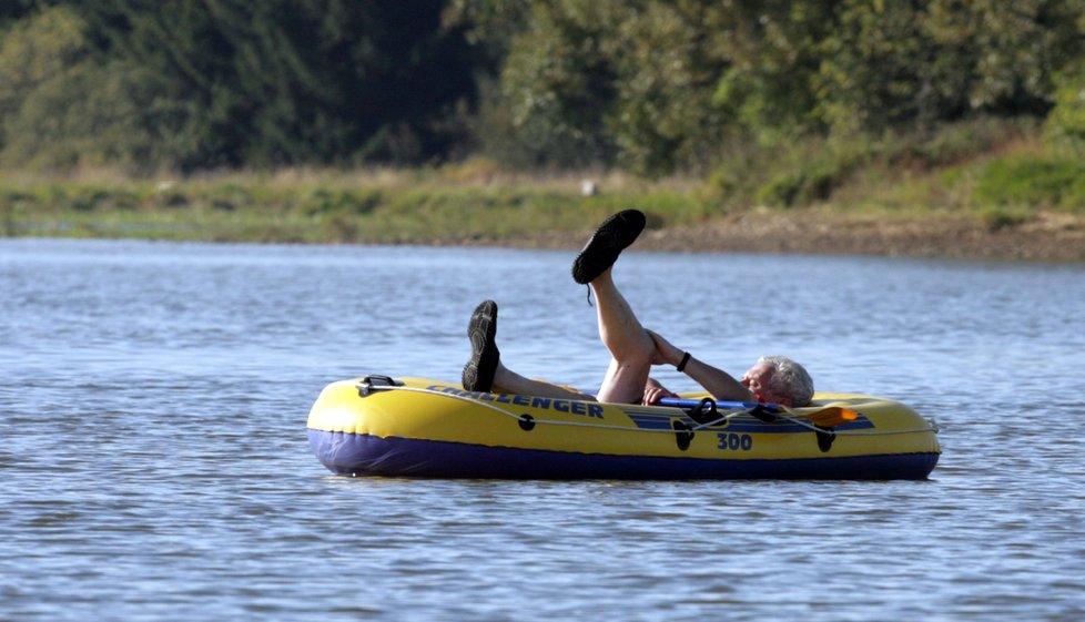 Rok 2011: Miloš Zeman na člunu cvičí jógu, prostě relax