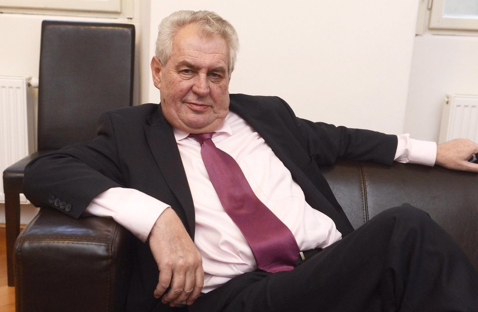 Miloš Zeman nenosí rudou vázanku náhodou.