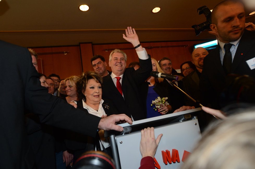 Vítěz prezidentských voleb Miloš Zeman s Jiřinou Bohdalovou a svou dcerou Kateřinou