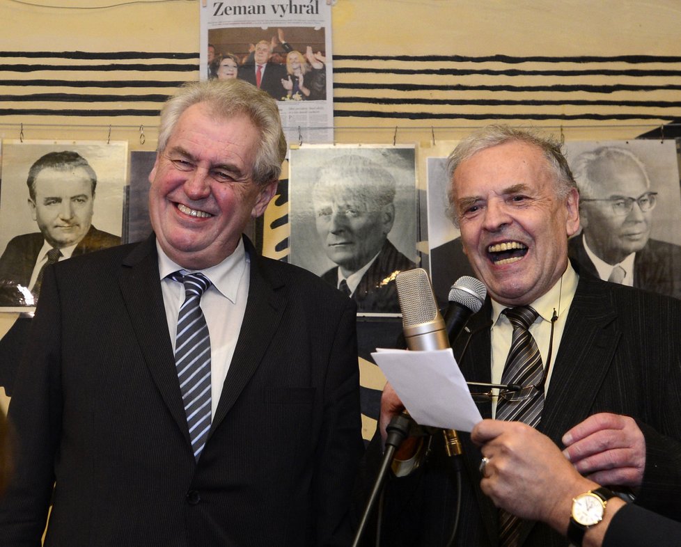 Miloš Zeman (vlevo) s předsedou Jazzové sekce Karlem Srpem, který večírek organizoval