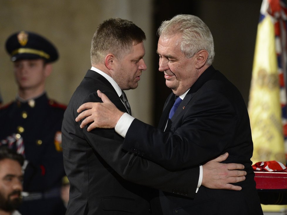 Zeman vyznamenal slovenského premiéra Fica. Při ceremoniálu se objali