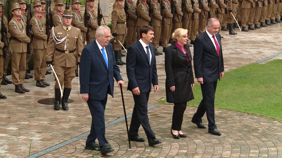 Slavnostní uvítací ceremoniál s vojenskými poctami pro prezidenty zemí V4 a prezidentku Chorvatské republiky