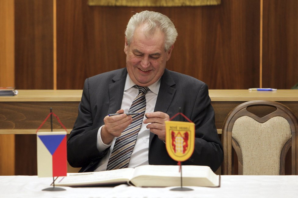 Prezident Zeman poděkoval na Hradě Mládkovi za jeho práci.