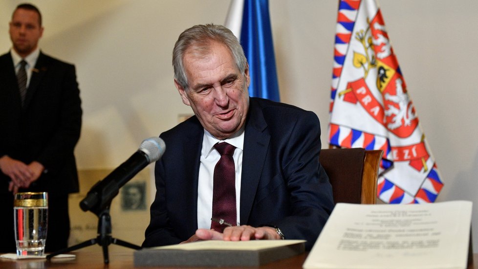 Prezident Miloš Zeman vystoupil 5. října 2018 v Jízdárně Pražského hradu na tiskové konferenci uspořádané při příležitosti jeho návštěvy výstavy Doteky státnosti.