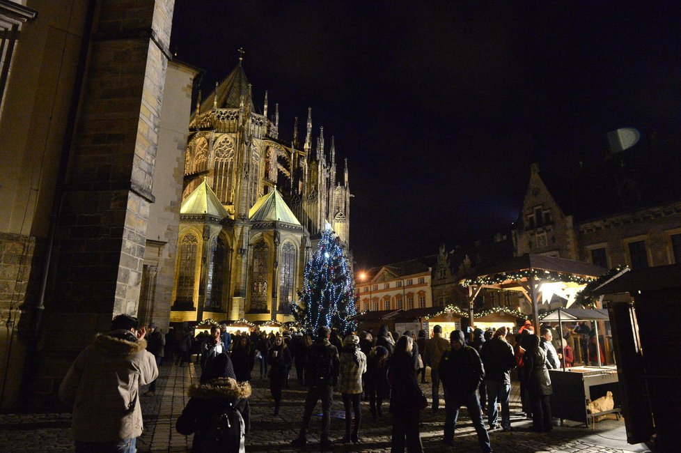 Na Hradě už také „září“. První dáma rozsvítila vánoční strom