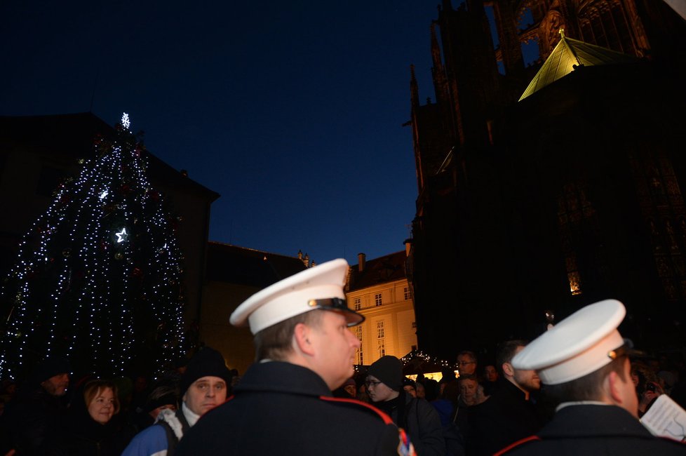 Na Hradě už také „září“. První dáma rozsvítila vánoční strom