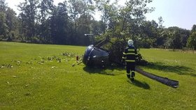 V zámeckém parku se zřítil vrtulník. Je jeden zraněný.