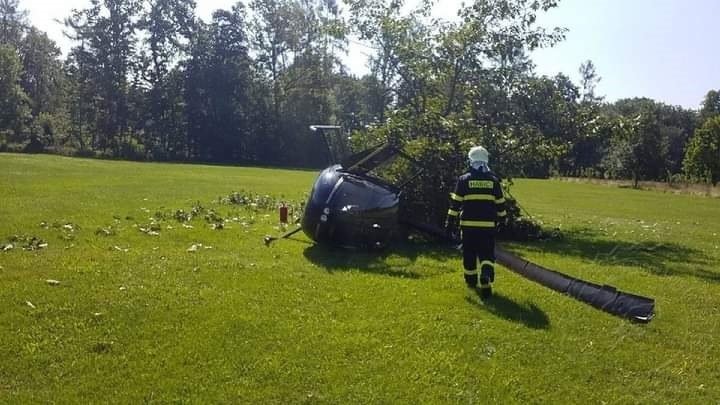 V zámeckém parku se zřítil vrtulník. Je jeden zraněný.