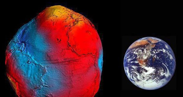 Vlevo je Země, jak ji zachytil satelit GOCE. Vpravo model, na jaký jsme zvyklí.
