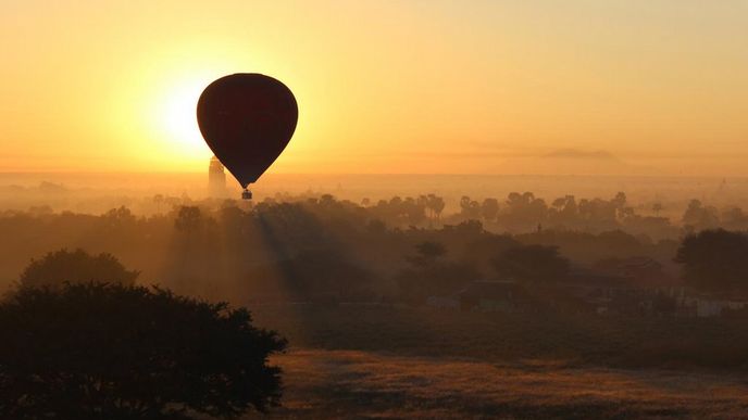 Nad chrámovou planinou Bagan každé ráno vzlétají vyhlídkové balony