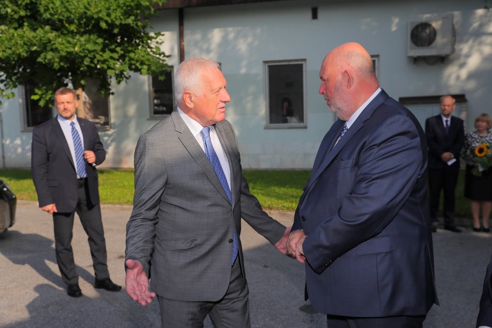 Exprezident Václav Klaus se vítá s ministrem zemědělství na Zemi živitelce