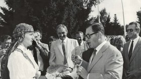 1982: Předsedu vlády ČSSR Lubomíra Štrougala vítali chlebem a solí.