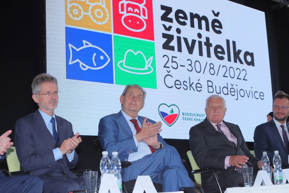 Prezident Miloš Zeman s exprezidentem Václavem Klausem, šéfem Senátu Milošem Vystrčilem a ministrem zemědělství Zdeněk Nekula na Zemi živitelce.