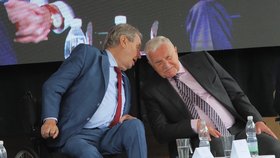 Exprezidenti Václav Klaus a Miloš Zeman (archivní foto)