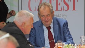 Země živitelka: Prezident Miloš Zeman a exprezident Václav Klaus.