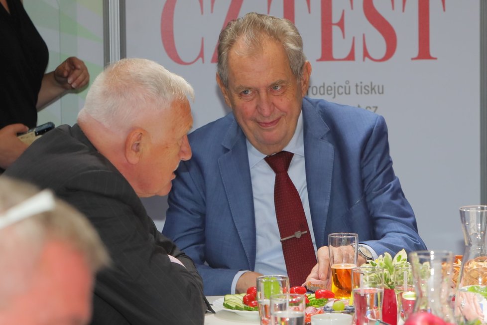 Země živitelka: Prezident Miloš Zeman a exprezident Václav Klaus