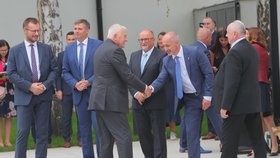 Bývalý prezident Václav Klaus se na Zemi živitelce zdraví s hejtmanem Jihočeského kraje Martinem Kubou.