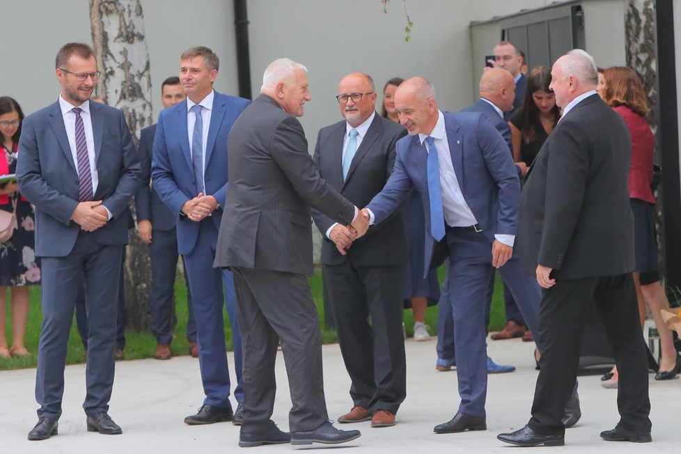 Bývalý prezident Václav Klaus se na Zemi živitelce zdraví s hejtmanem Jihočeského kraje Martinem Kubou.