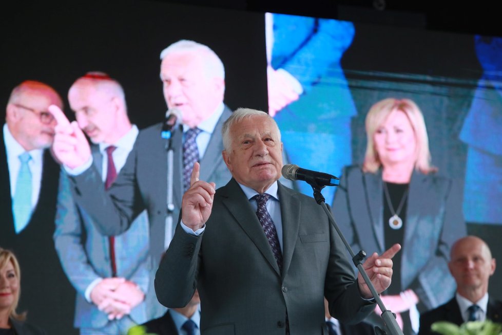 Bývalý prezident Václav Klaus na zahájení výstavy Země živitelka.