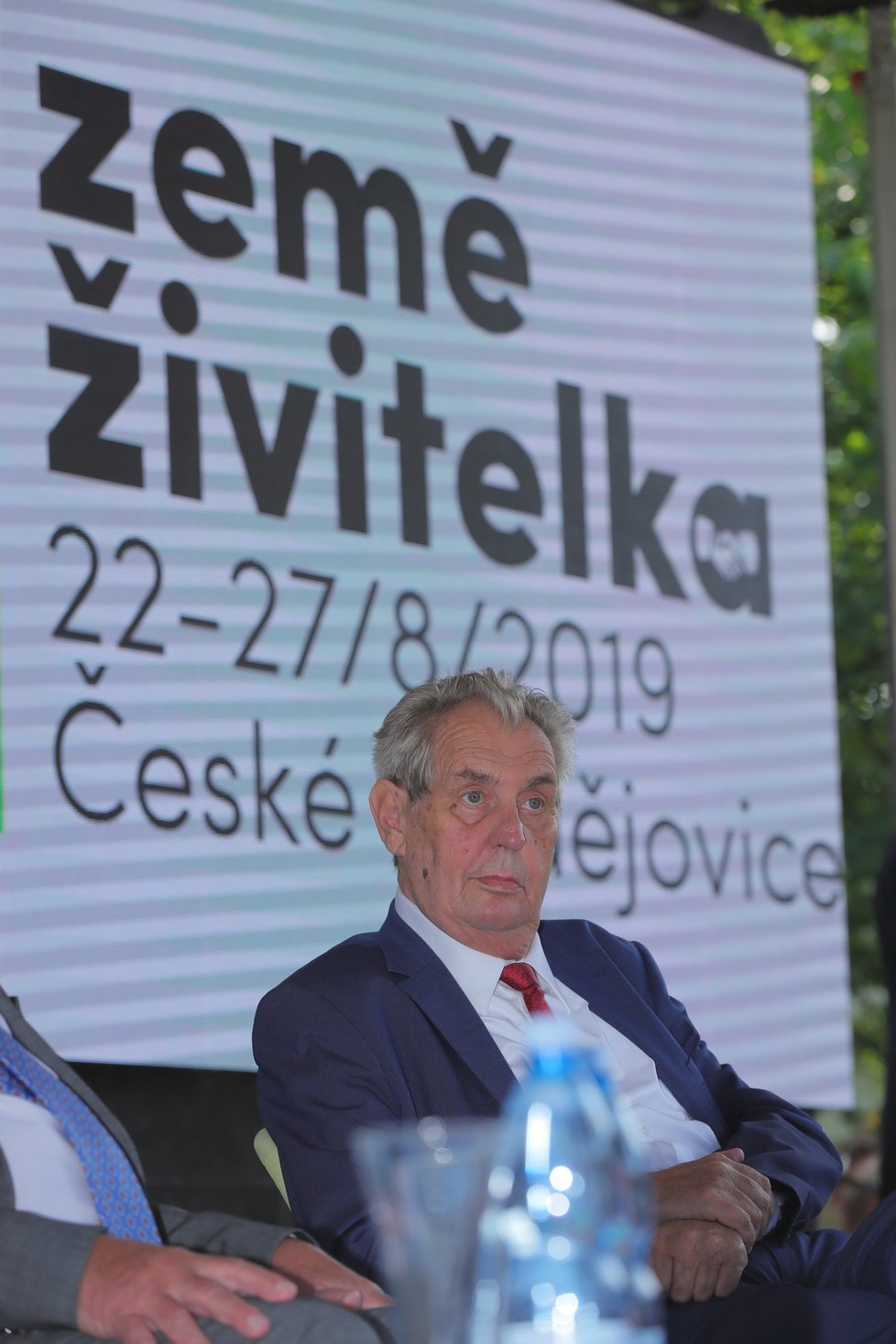 Miloš Zeman na pódiu během zahájení Země živitelky