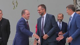Marek Výborný (vlevo) nahradil ve funkci ministra zemědělství Zdeňka Nekulu (uprostřed)