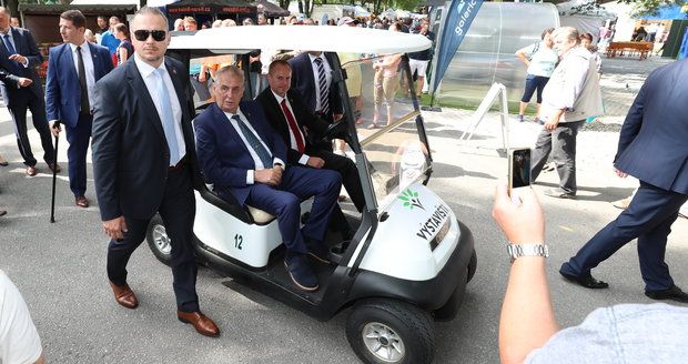 „Cítím se lépe.“ Invalidní vozík Zeman odmítá a promluvil o panácích alkoholu