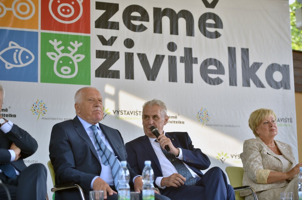 Prezident Miloš Zeman a jeho předchůdce Václav Klaus na Zemi Živitelce