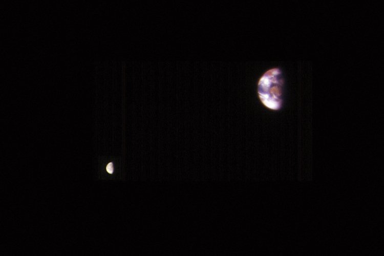 V listopadu 2016 pořídila sonda MRO fotografi i Země a Měsíce z oběžné dráhy Marsu. Vzdálenost mezi rudou planetou a námi byla v té době 205 milionů kilometrů
